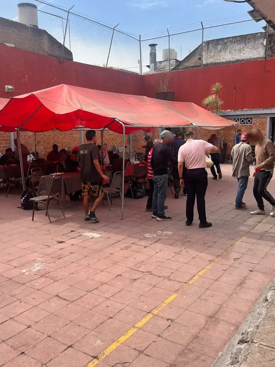 Comedor al aire libre durante el horario de desayuno