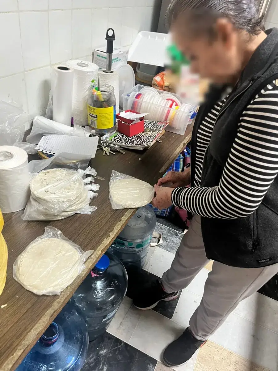 Voluntaria preparando tortillas para el servicio del día