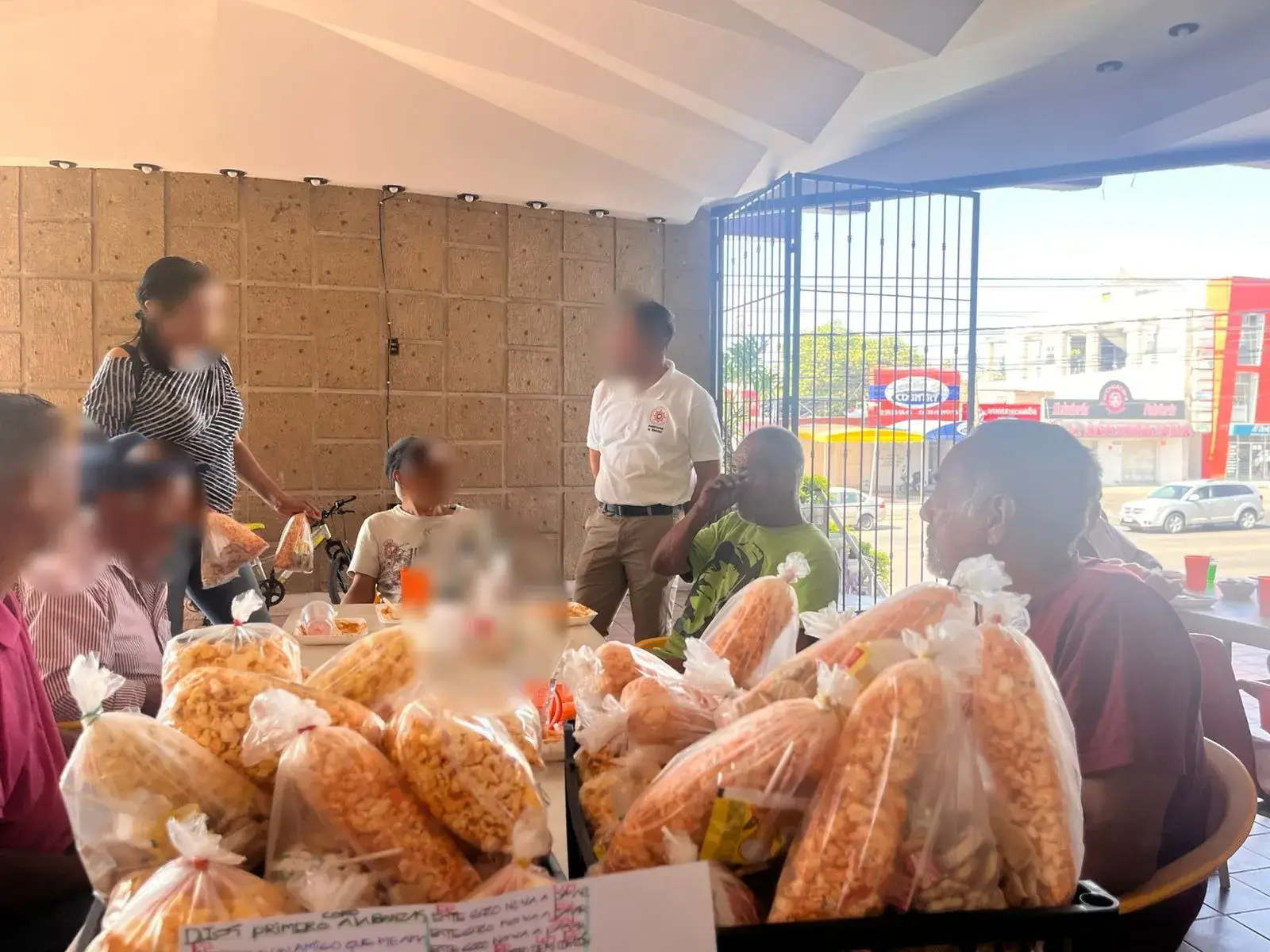 Bolsas de alimento listas para entregar